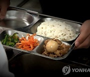 대학식당 급식서 ‘콘돔 오리고기’ 소동..학교측 황당 해명