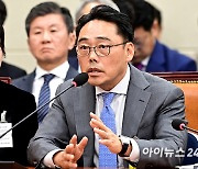 [포토]국정감사 질의 답변하는 피터 곽 대표이사