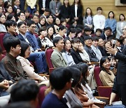 단상에서 내려온 유인촌 "격식 없이 자유로운 사고" 당부