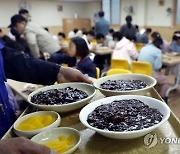 ‘서민 대표 음식’ 자장면, 첫 7000원 돌파…삼겹살 1인분 2만원 육박