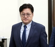 최고위원회의 참석하는 홍익표 원내대표