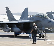 아덱스에 전시된 전자전기 EA-18 그라울러