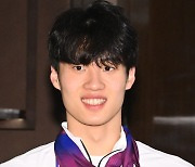 'AG 메달 6개' 황선우, 식중독에도 자유형 200m 금메달 '2관왕'