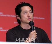 '스티븐 연 답변 불가'에 '뤽 베송 지각'까지···부국제 비하인드 [정지은의 무비이슈다]