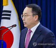 중국 내 탈북자 북송 관련 질문에 답하는 구병삼 통일부 대변인