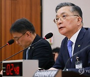 의원 질의에 답하는 이한준 한국토지주택공사 사장