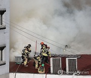 자욱한 화재 연기 속 진화작업