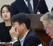 의원 질의 듣는 강희철 대표이사