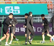 베트남전 앞두고 훈련하는 축구 국가대표팀