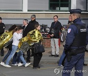 폭발물 협박에 아이들 호위하는 프랑스 경찰