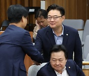 인사 나누는 김성원 신임 여의도연구원장