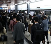 서울교통공사-노조 인력 감축안 놓고 평행선 '73.4% 파업 찬성'