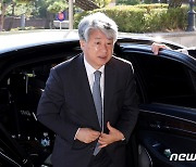 출근하는 이종석 헌법재판관