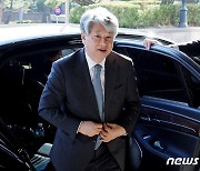 출근하는 이종석 헌법재판관 '헌재소장 후보자 물망'