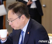 물마시는 조규홍 장관