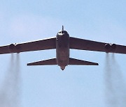 비행하는 미군 B-52 폭격기