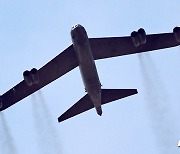 서울공항 상공 나는 B-52