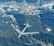 美 B-52H 폭격기, 우리 공군 F-35A 전투기와 연합 공중훈련