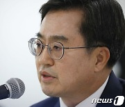 [국감]의원 질의에 답하는 김동연 지사