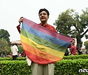 [포토] '동성결혼 합법화 될까' 무지개 깃발 든 인도 LGBT 활동가