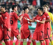 [포토]승리의 하이파이브를 나누는 한국 축구대표팀