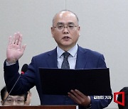 [포토] 선서하는 김덕재 KBS 사장 직무대행