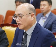 국감 질의 답변하는 김덕재 KBS 사장 직무대행