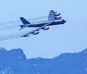 전략폭격기 B-52H ‘조용히’ 서울 상공 갈랐다[청계천 옆 사진관]