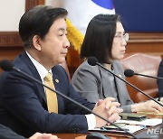 총리 발언 듣는 이동관 방송통신위원장