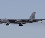 청주공항 향하는 B-52 폭격기