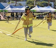 소방호스 끌기 경기 펼치는 여성의용소방대원들