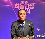 최동원 불굴의 영웅상 수상한 영월 상동고 백재호 감독의 소감 발표 [사진]