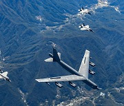 美 전략자산 B-52H 폭격기, 국내 공군기지 첫 착륙