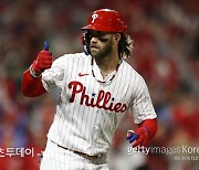 '하퍼 생일 자축포' 필라델피아, 5-3으로 애리조나에 NLCS 1차전 기선제압