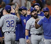 텍사스, 휴스턴 꺾고 ALCS 2연승…필라델피아는 NLCS 1차전 기선제압