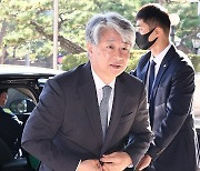 출근하는 이종석 헌법재판관