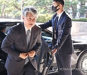 출근하는 이종석 헌법재판관