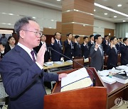 증인선서 하는 이주형 서울고검장