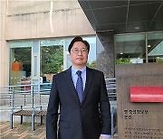 인터뷰하는 최광준 경희대 법학전문대학원 교수