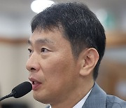 답변하는 이복현 금융감독원장