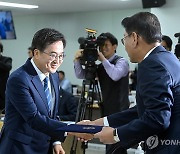 선서문 제출하는 김동연 경기지사