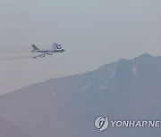 서울공항 상공 들어서는 B-52 전략폭격기