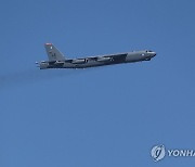 서울공항 상공 비행하는 B-52