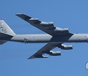 서울공항 상공 비행하는 B-52