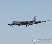 청주 하늘 가르는 미군 전략폭격기 'B-52'