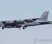 청주 하늘 가르는 미군 전략폭격기 'B-52'