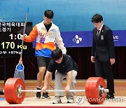 용상 한국신기록 170kg 바벨 준비하는 관계자들