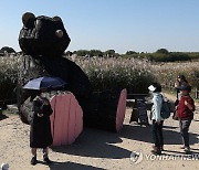 '이것이 산불피해목으로 만든 대형곰'