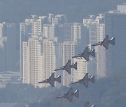 축하비행하는 블랙이글스