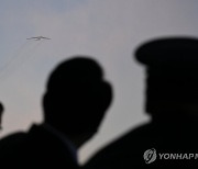 B-52 비행 바라보는 윤석열 대통령